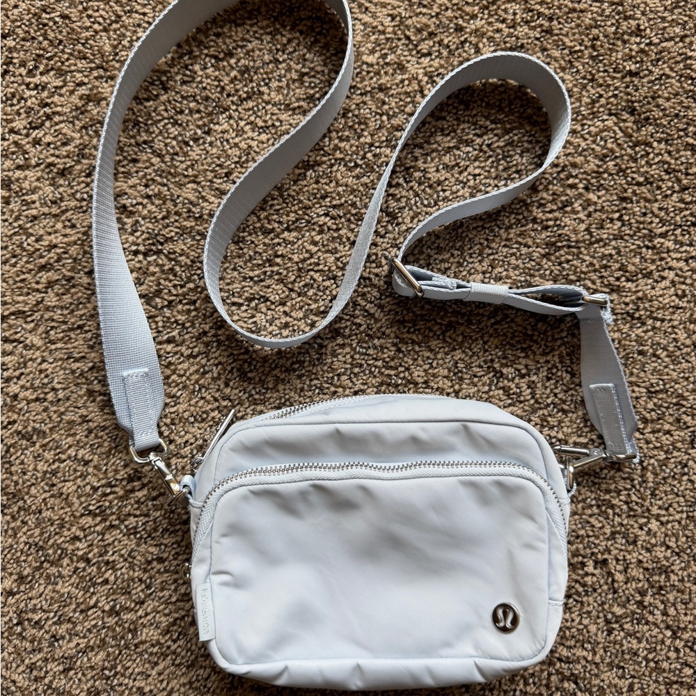 lululemon 2L Crossbody Bag in Starch Blue/Silver